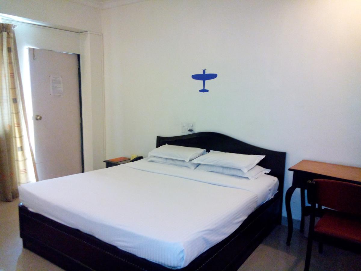 Hotel Ritz Poona Buitenkant foto