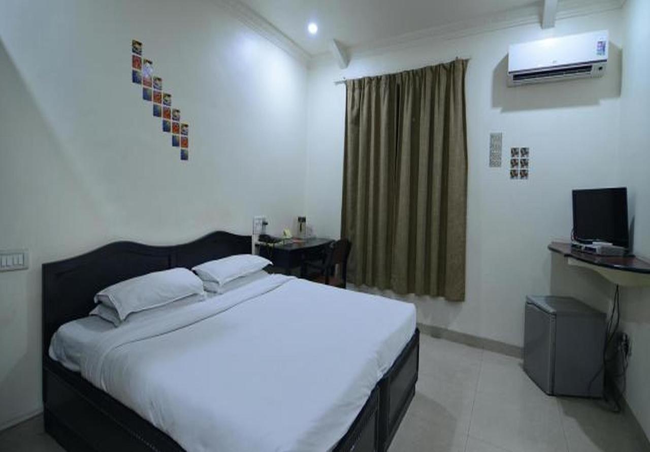 Hotel Ritz Poona Buitenkant foto