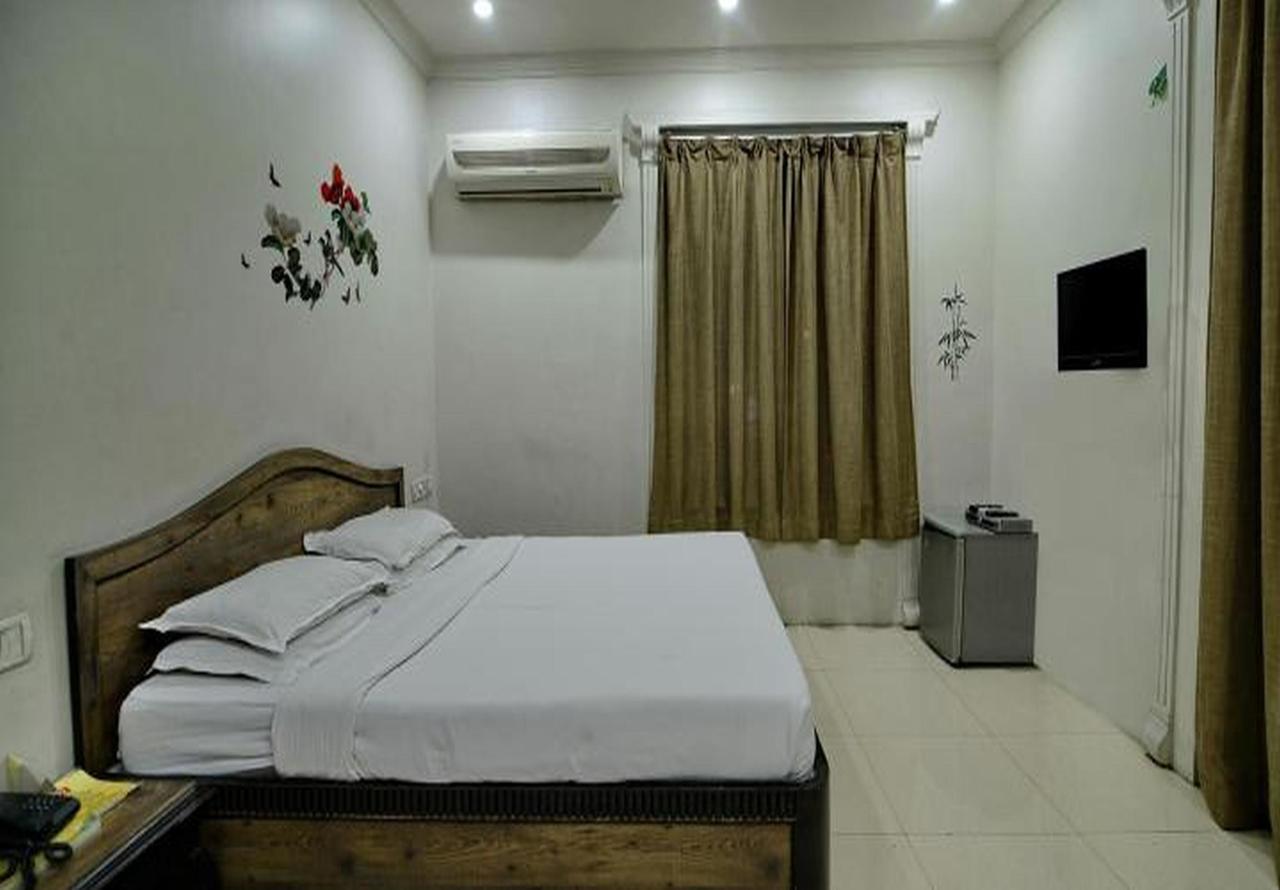 Hotel Ritz Poona Buitenkant foto