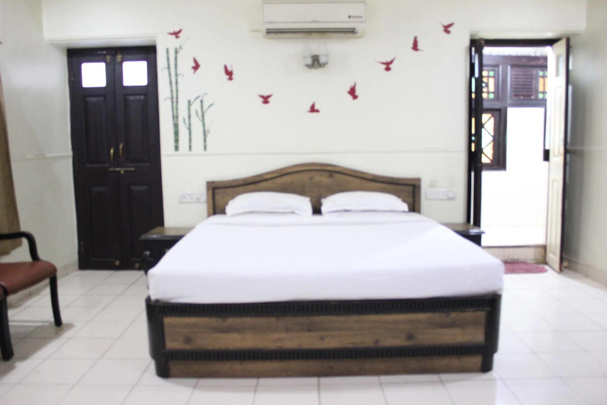 Hotel Ritz Poona Buitenkant foto