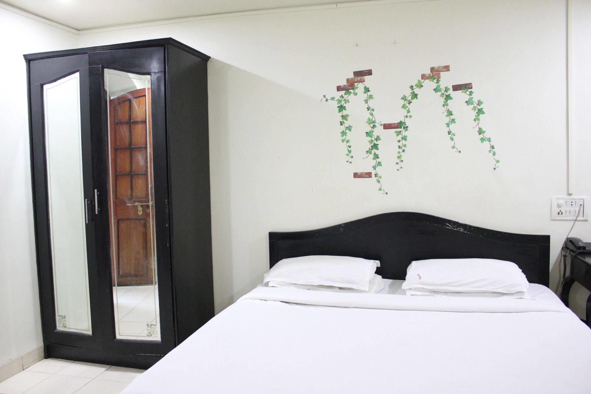 Hotel Ritz Poona Buitenkant foto