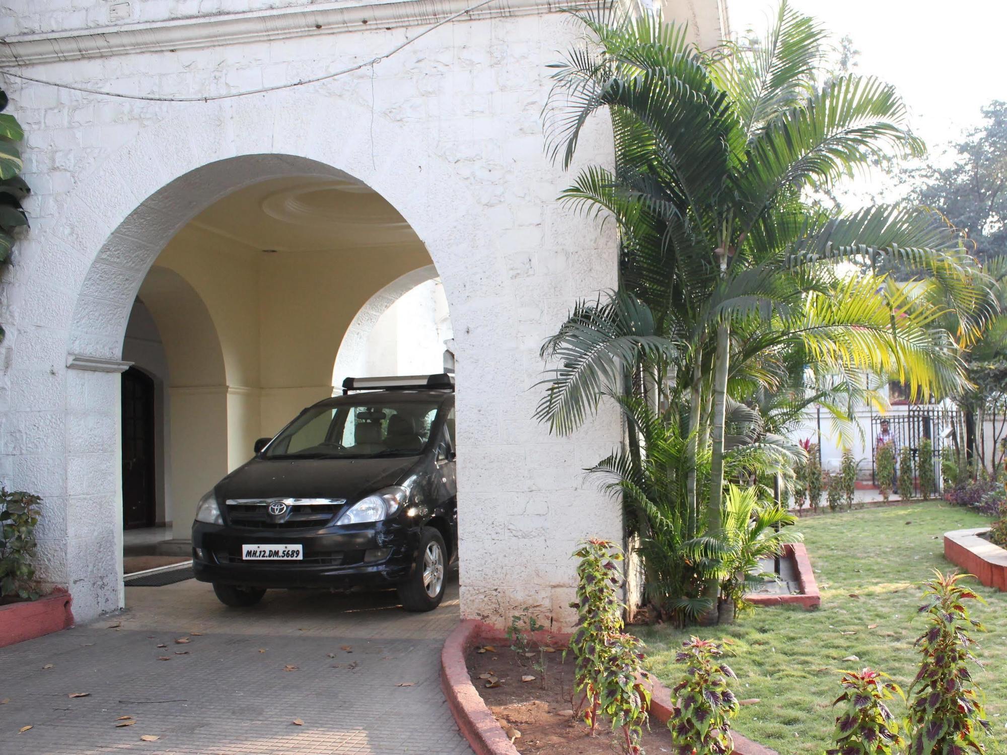 Hotel Ritz Poona Buitenkant foto