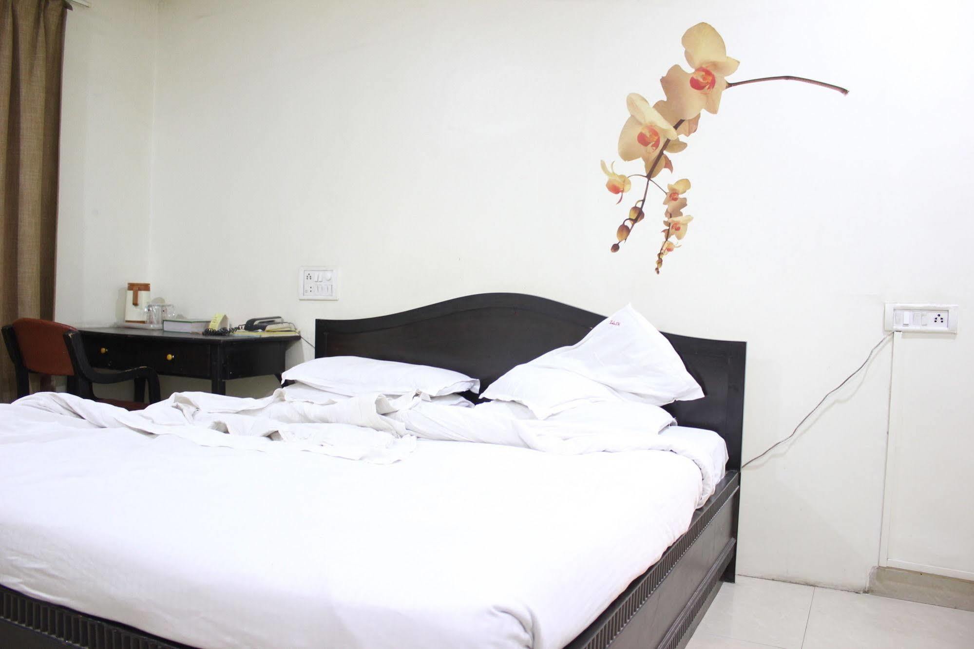 Hotel Ritz Poona Buitenkant foto