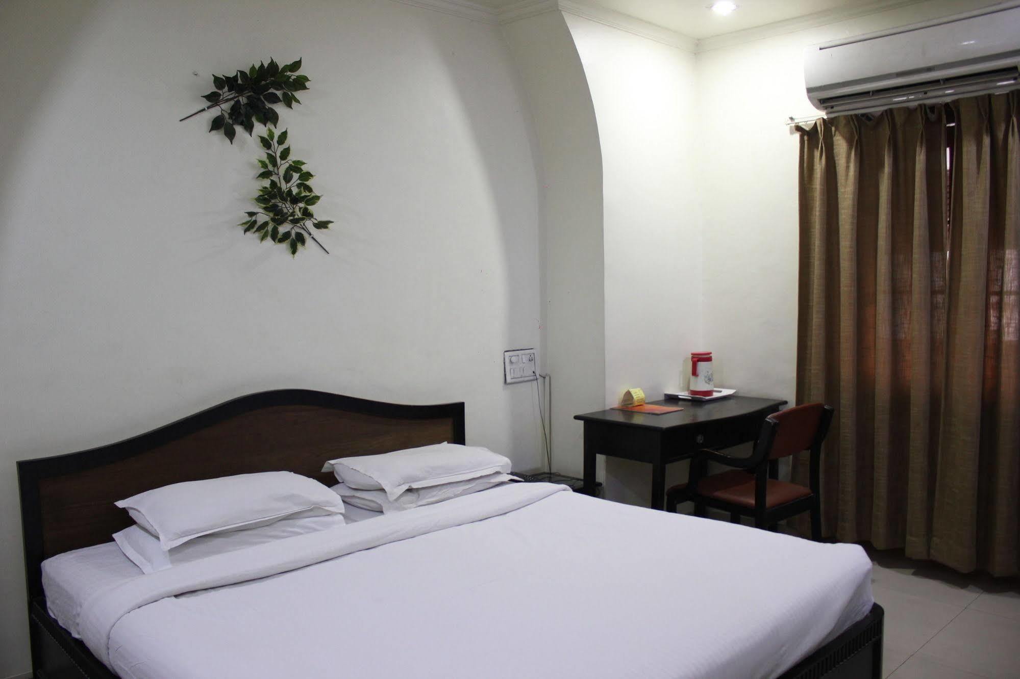 Hotel Ritz Poona Buitenkant foto