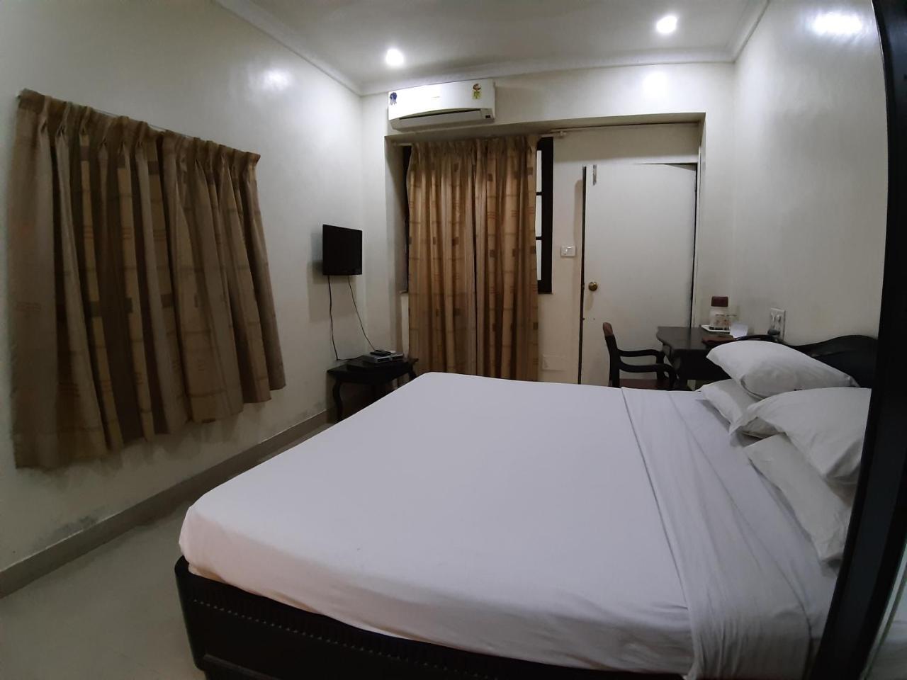 Hotel Ritz Poona Buitenkant foto